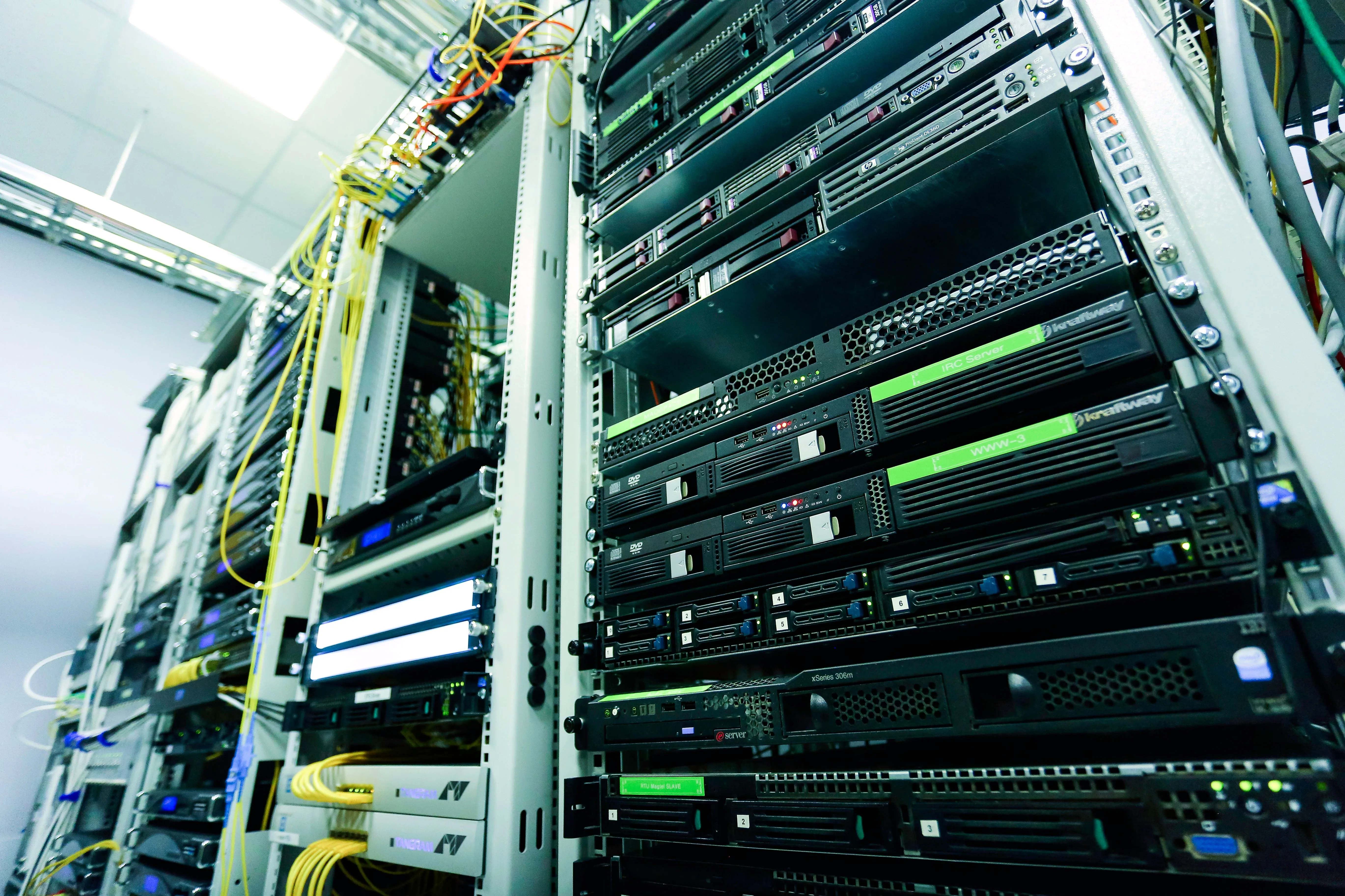 Infrastructure IT professionnelle — baies serveurs et câblage réseau